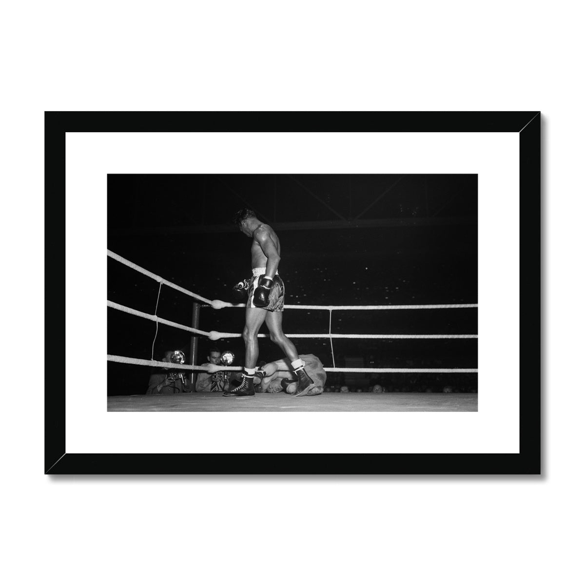 Boxkampf zwischen Sugar Ray Robinson und Jean Wanès im Hallenstadion Zürich Framed & Mounted Print