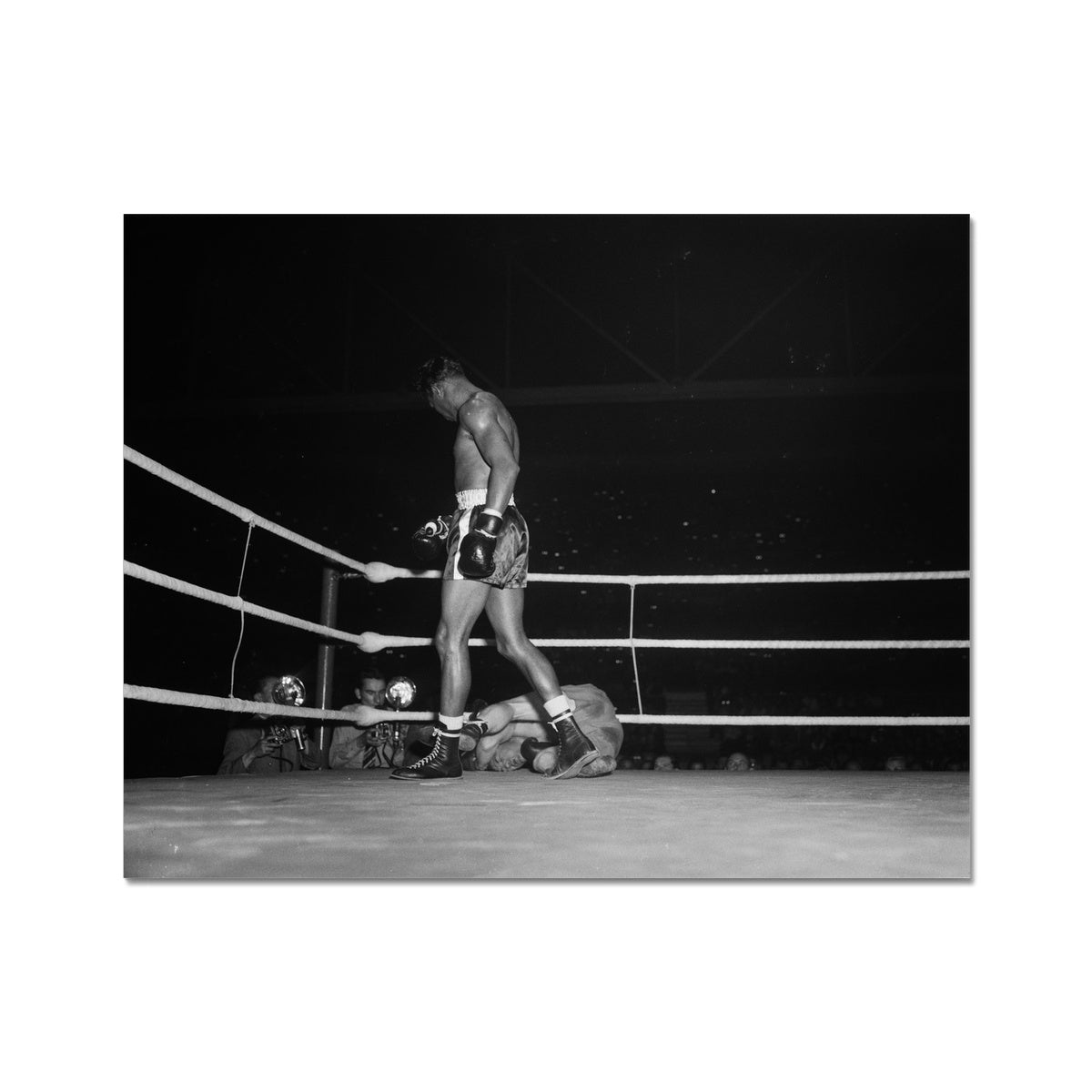 Boxkampf zwischen Sugar Ray Robinson und Jean Wanès im Hallenstadion Zürich Fine Art Print