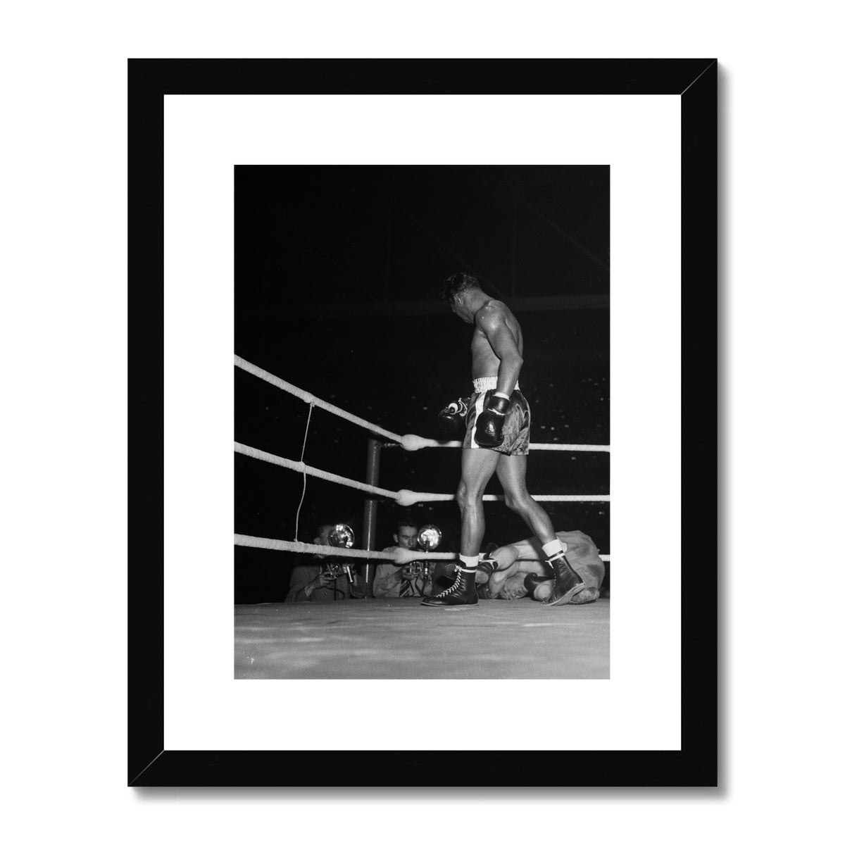 Boxkampf zwischen Sugar Ray Robinson und Jean Wanès im Hallenstadion Zürich Framed & Mounted Print